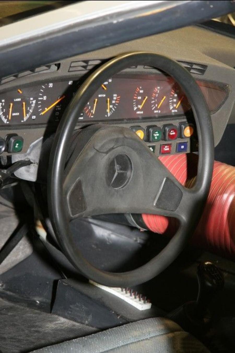Панель приборов Mercedes-Benz C111-III Concept 1978 года  (фото 2 из 30)